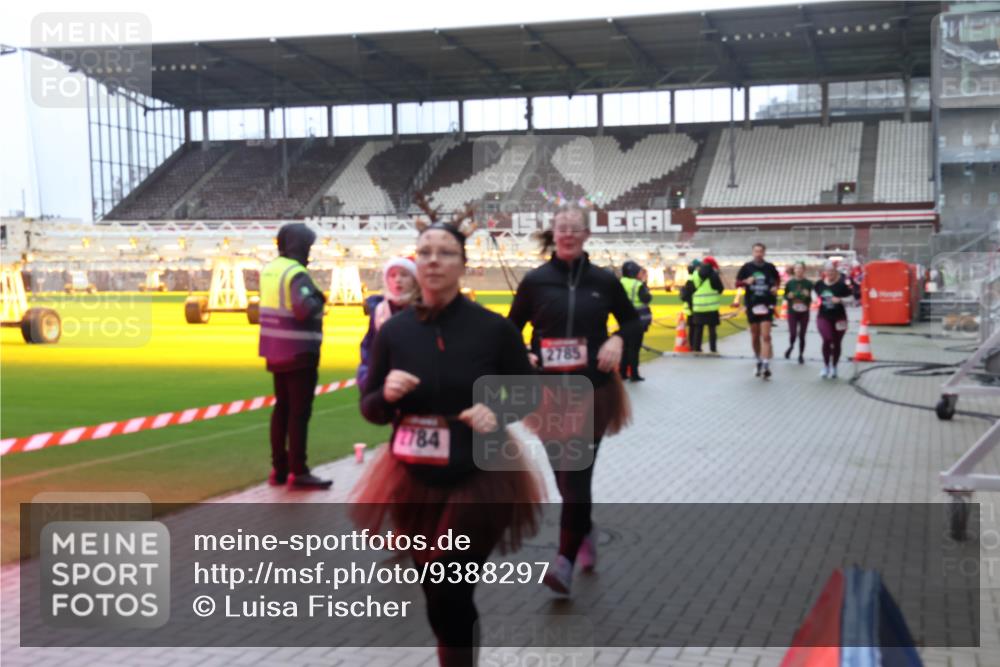 07.12.2025 - St. Pauli X-Mass-Run No. 15 Luisa Fischer http://msf.ph/oto/9388297 07.12.2025 11:51:31 Ziel 2784, 2785, 196, 206, 995, 996, 1599, 1602, 2374, 2547, 2548, 2585, 2589, 2670, 2672, 3116, 3616, 3618, 3639, 3913, 3958, 3959, 4340, 4609 meine-sportfotos.de