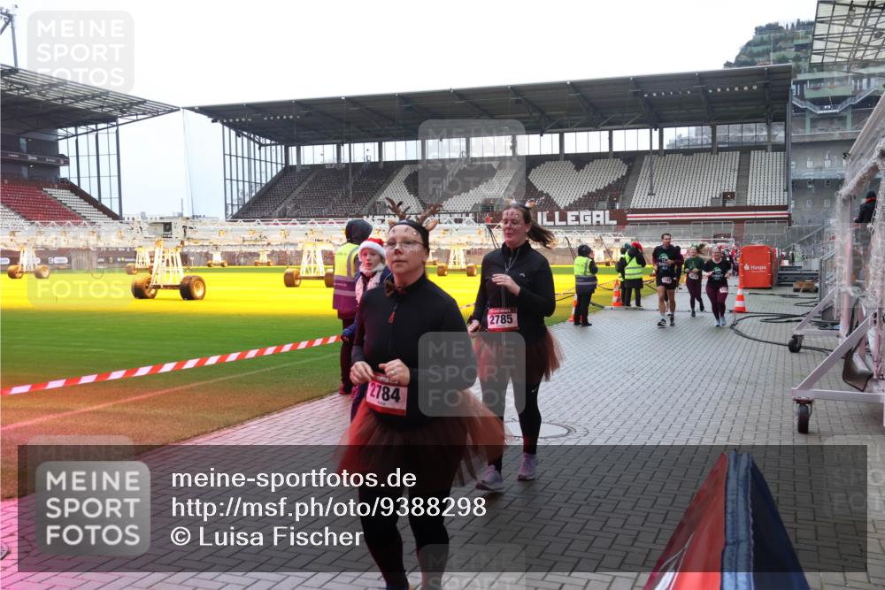 07.12.2025 - St. Pauli X-Mass-Run No. 15 Luisa Fischer http://msf.ph/oto/9388298 07.12.2025 11:51:32 Ziel 2784, 2785, 196, 206, 995, 996, 1599, 1602, 2374, 2547, 2548, 2585, 2589, 2670, 2672, 3116, 3449, 3451, 3616, 3618, 3639, 3913, 3958, 3959, 4340, 4609 meine-sportfotos.de