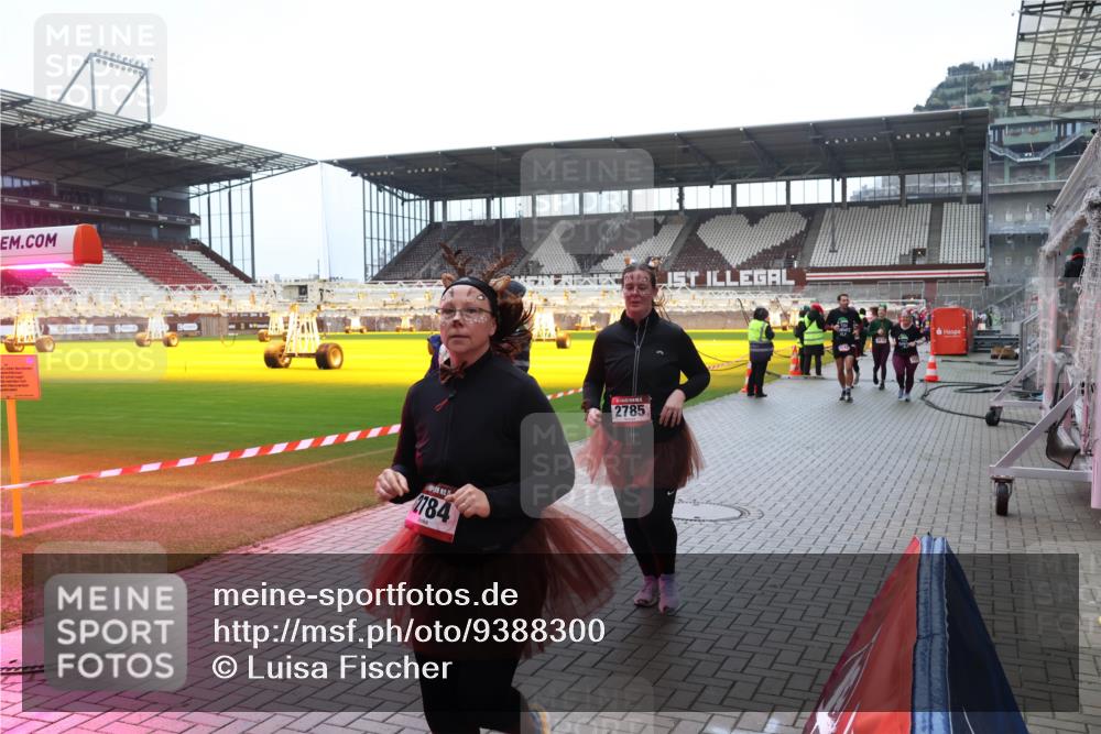 07.12.2025 - St. Pauli X-Mass-Run No. 15 Luisa Fischer http://msf.ph/oto/9388300 07.12.2025 11:51:32 Ziel 2784, 2785, 196, 206, 995, 996, 1599, 1602, 2374, 2547, 2548, 2585, 2589, 2670, 2672, 3116, 3449, 3451, 3616, 3618, 3639, 3913, 3958, 3959, 4340, 4609 meine-sportfotos.de