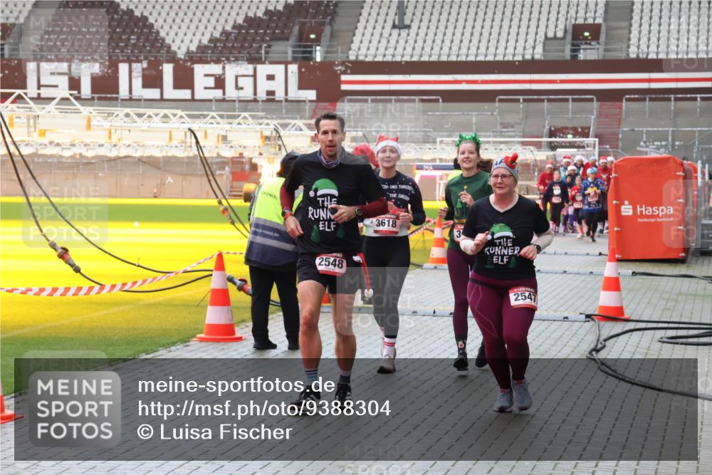07.12.2025 - St. Pauli X-Mass-Run No. 15 Luisa Fischer http://msf.ph/oto/9388304 07.12.2025 11:51:34 Ziel 2548, 3618, 3, 2547, 196, 206, 995, 996, 1599, 1602, 2374, 2547, 2548, 2585, 2589, 2670, 2672, 3116, 3449, 3451, 3616, 3618, 3639, 3913, 3958, 3959, 4340, 4609 meine-sportfotos.de