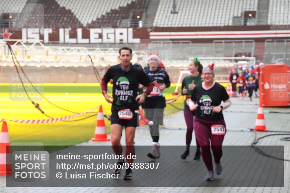 07.12.2025 - St. Pauli X-Mass-Run No. 15 Luisa Fischer http://msf.ph/oto/9388307 07.12.2025 11:51:35 Ziel 2548, 2547, 196, 206, 995, 996, 1599, 1602, 2374, 2547, 2548, 2585, 2589, 2670, 2672, 3116, 3449, 3451, 3616, 3618, 3639, 3913, 3958, 3959, 4340, 4609 meine-sportfotos.de