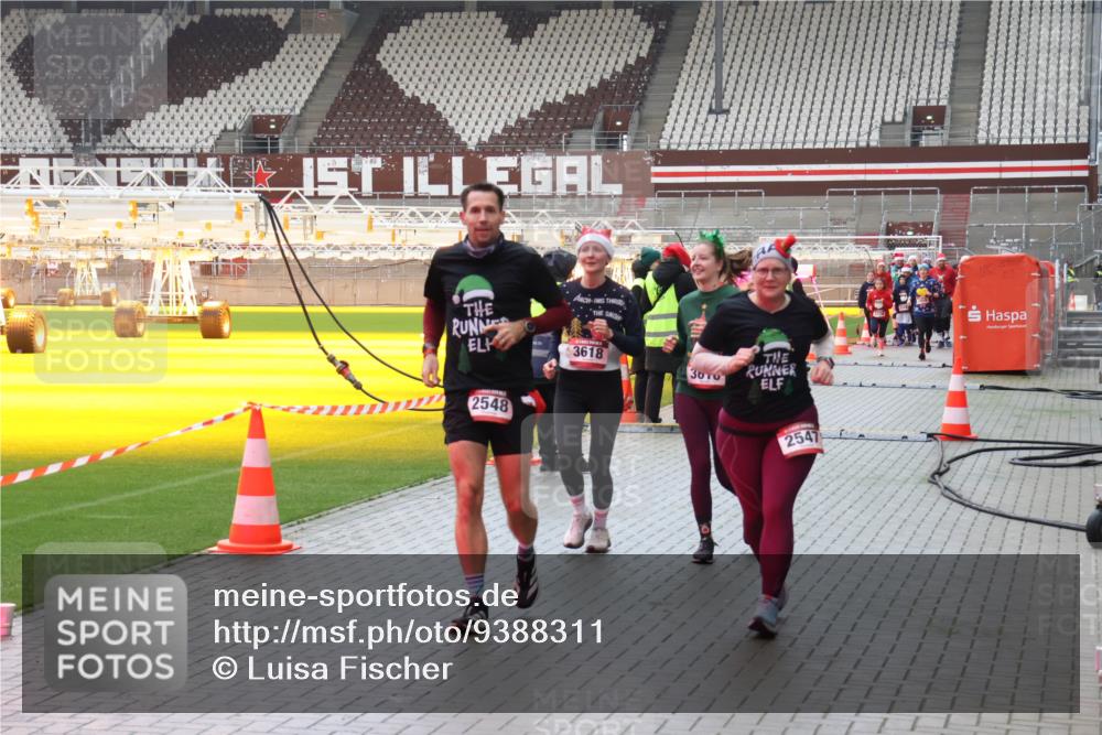 07.12.2025 - St. Pauli X-Mass-Run No. 15 Luisa Fischer http://msf.ph/oto/9388311 07.12.2025 11:51:36 Ziel 3618, 2548, 3616, 2547, 196, 206, 995, 996, 2374, 2547, 2548, 2585, 2589, 2670, 2672, 3116, 3449, 3451, 3616, 3618, 3639, 3958, 3959, 4340, 4609 meine-sportfotos.de