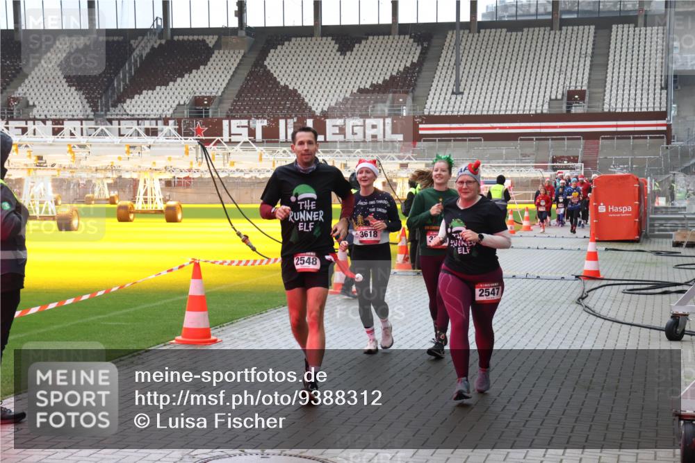 07.12.2025 - St. Pauli X-Mass-Run No. 15 Luisa Fischer http://msf.ph/oto/9388312 07.12.2025 11:51:36 Ziel 2548, 3618, 2547, 196, 206, 995, 996, 2374, 2547, 2548, 2585, 2589, 2670, 2672, 3116, 3449, 3451, 3616, 3618, 3639, 3958, 3959, 4340, 4609 meine-sportfotos.de