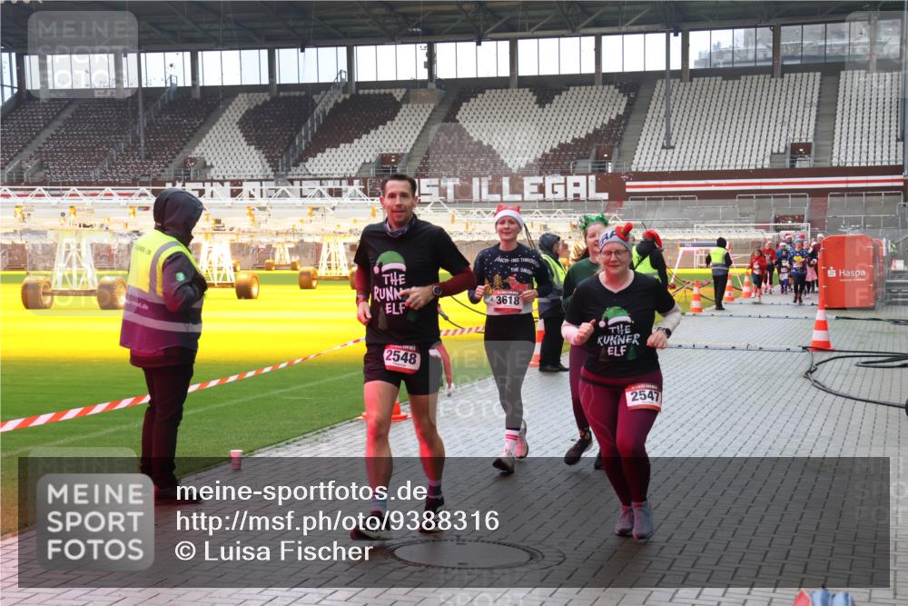 07.12.2025 - St. Pauli X-Mass-Run No. 15 Luisa Fischer http://msf.ph/oto/9388316 07.12.2025 11:51:37 Ziel 3618, 2548, 2547, 196, 206, 995, 996, 2374, 2547, 2548, 2585, 2589, 2670, 2672, 3116, 3449, 3451, 3616, 3618, 3639, 3958, 3959, 4340, 4609 meine-sportfotos.de