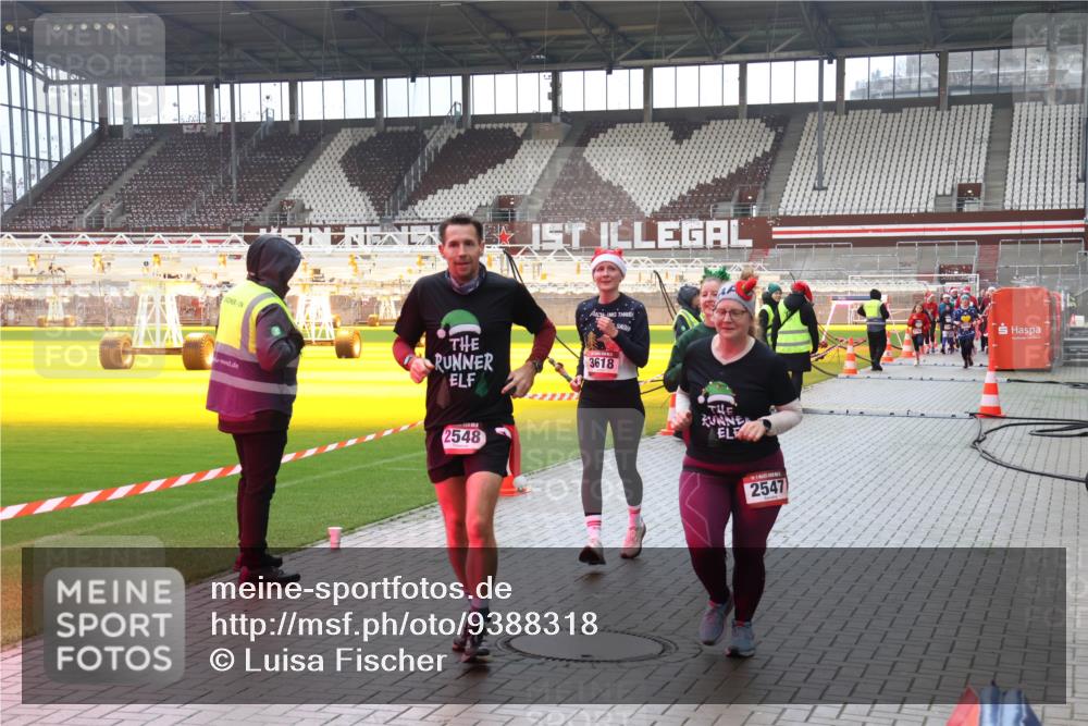 07.12.2025 - St. Pauli X-Mass-Run No. 15 Luisa Fischer http://msf.ph/oto/9388318 07.12.2025 11:51:37 Ziel 2548, 3618, 2547, 196, 206, 995, 996, 2374, 2547, 2548, 2585, 2589, 2670, 2672, 3116, 3449, 3451, 3616, 3618, 3639, 3958, 3959, 4340, 4609 meine-sportfotos.de