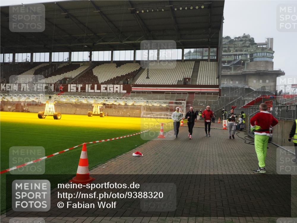 07.12.2025 - St. Pauli X-Mass-Run No. 15 Fabian Wolf http://msf.ph/oto/9388320 07.12.2025 10:19:27 Ziel 2750, 3011, 3013, 3695, 4038, 4115, 4466 meine-sportfotos.de