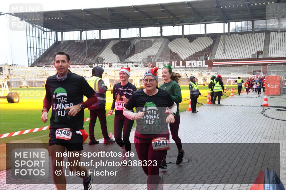07.12.2025 - St. Pauli X-Mass-Run No. 15 Luisa Fischer http://msf.ph/oto/9388323 07.12.2025 11:51:39 Ziel 2548, 3618, 2547, 995, 996, 2374, 2547, 2548, 2585, 2589, 2670, 2672, 3116, 3449, 3451, 3616, 3618, 3639, 3959, 4340, 4609 meine-sportfotos.de