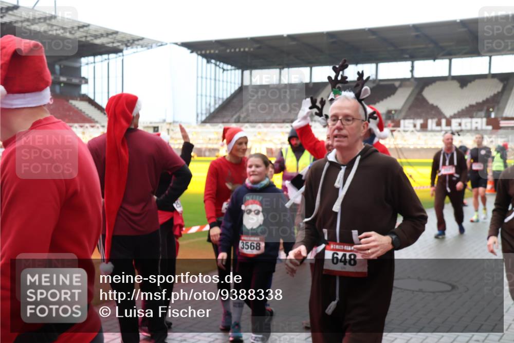 07.12.2025 - St. Pauli X-Mass-Run No. 15 Luisa Fischer http://msf.ph/oto/9388338 07.12.2025 11:52:13 Ziel 3568, 648, 648, 650, 1916, 2025, 2027, 2374, 2585, 2589, 3116, 3445, 3449, 3451, 3583, 3648, 3650, 3659, 3790, 3794, 3795, 3853, 3865, 3875, 3959, 4340, 4602, 4609, 4610 meine-sportfotos.de