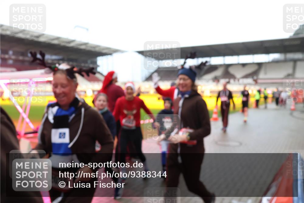 07.12.2025 - St. Pauli X-Mass-Run No. 15 Luisa Fischer http://msf.ph/oto/9388344 07.12.2025 11:52:15 Ziel 2025, 648, 650, 1916, 2025, 2027, 2374, 2589, 3116, 3445, 3449, 3451, 3583, 3648, 3650, 3659, 3790, 3794, 3795, 3853, 3865, 3875, 3959, 4340, 4602, 4610 meine-sportfotos.de