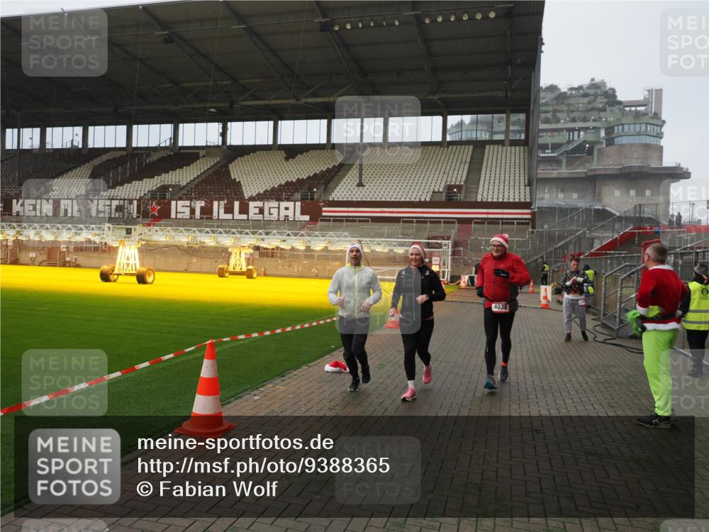 07.12.2025 - St. Pauli X-Mass-Run No. 15 Fabian Wolf http://msf.ph/oto/9388365 07.12.2025 10:19:29 Ziel 2750, 3011, 3013, 3695, 4038, 4115, 4466 meine-sportfotos.de