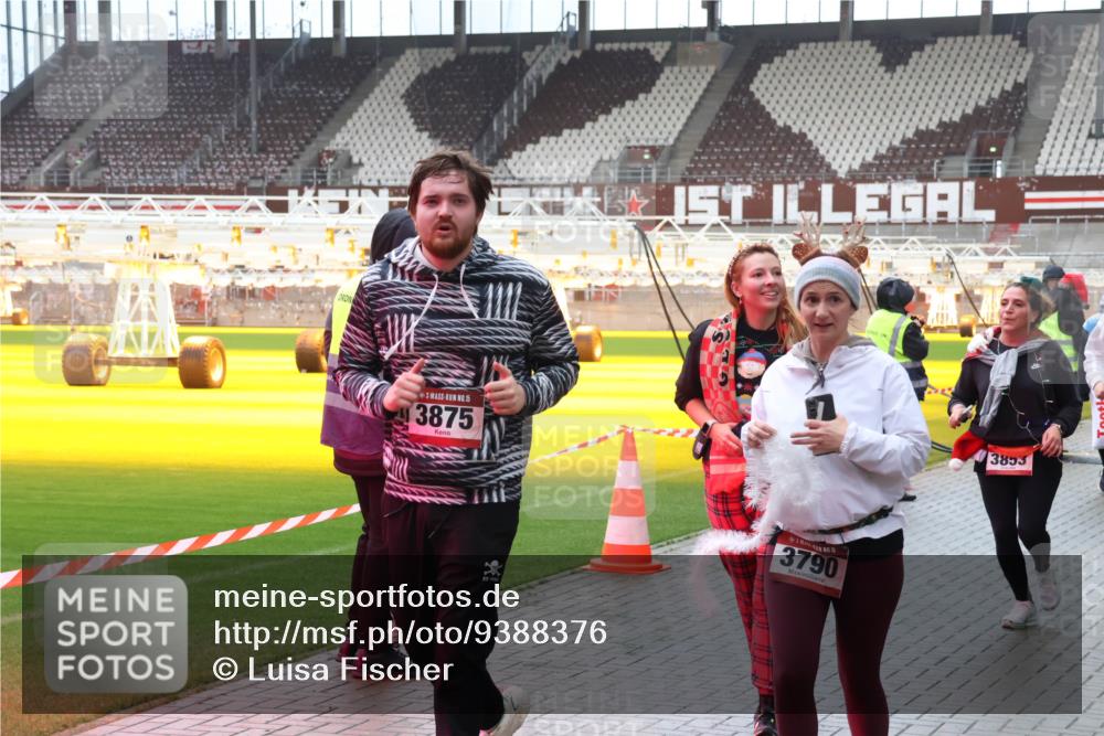 07.12.2025 - St. Pauli X-Mass-Run No. 15 Luisa Fischer http://msf.ph/oto/9388376 07.12.2025 11:52:24 Ziel 15, 3875, 3790, 3853, 627, 648, 650, 1916, 2025, 2027, 2121, 3445, 3583, 3648, 3650, 3659, 3790, 3794, 3795, 3853, 3865, 3875, 4602, 4610 meine-sportfotos.de