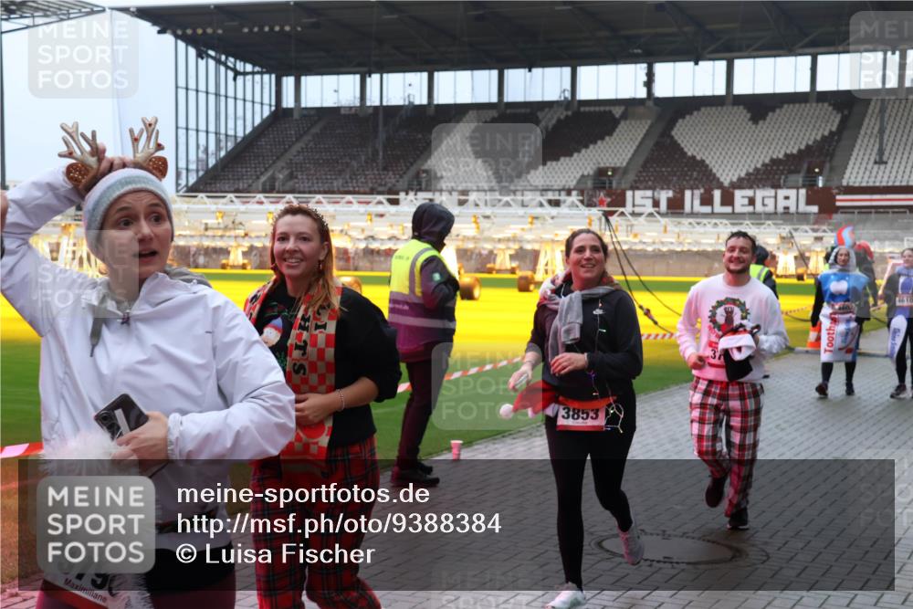 07.12.2025 - St. Pauli X-Mass-Run No. 15 Luisa Fischer http://msf.ph/oto/9388384 07.12.2025 11:52:26 Ziel 3790, 3853, 4610, 627, 644, 648, 650, 1916, 2025, 2027, 2121, 3276, 3280, 3445, 3583, 3648, 3650, 3659, 3790, 3794, 3795, 3853, 3865, 3875, 4602, 4610 meine-sportfotos.de