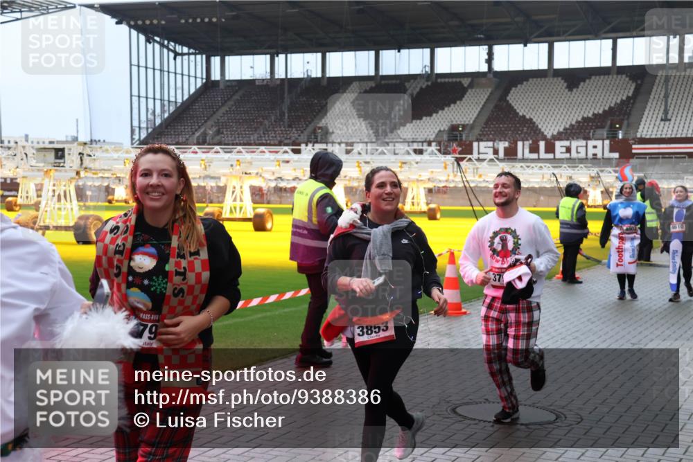 07.12.2025 - St. Pauli X-Mass-Run No. 15 Luisa Fischer http://msf.ph/oto/9388386 07.12.2025 11:52:26 Ziel 79, 3853, 37, 4602, 4610, 627, 644, 648, 650, 1916, 2025, 2027, 2121, 3276, 3280, 3445, 3583, 3648, 3650, 3659, 3790, 3794, 3795, 3853, 3865, 3875, 4602, 4610 meine-sportfotos.de