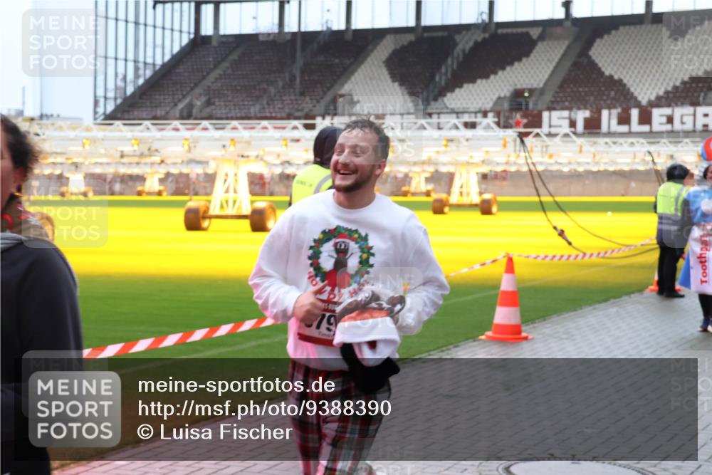 07.12.2025 - St. Pauli X-Mass-Run No. 15 Luisa Fischer http://msf.ph/oto/9388390 07.12.2025 11:52:27 Ziel 679, 627, 644, 648, 650, 1916, 2025, 2027, 2121, 3276, 3280, 3445, 3583, 3648, 3650, 3659, 3790, 3794, 3795, 3853, 3865, 3875, 4602, 4610 meine-sportfotos.de