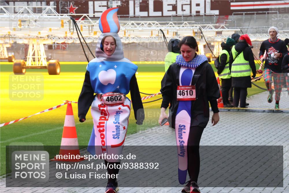 07.12.2025 - St. Pauli X-Mass-Run No. 15 Luisa Fischer http://msf.ph/oto/9388392 07.12.2025 11:52:30 Ziel 4602, 15, 4610, 620, 627, 644, 1916, 2121, 3276, 3280, 3445, 3583, 3648, 3650, 3659, 3790, 3794, 3795, 3853, 3865, 3875, 4602, 4610 meine-sportfotos.de