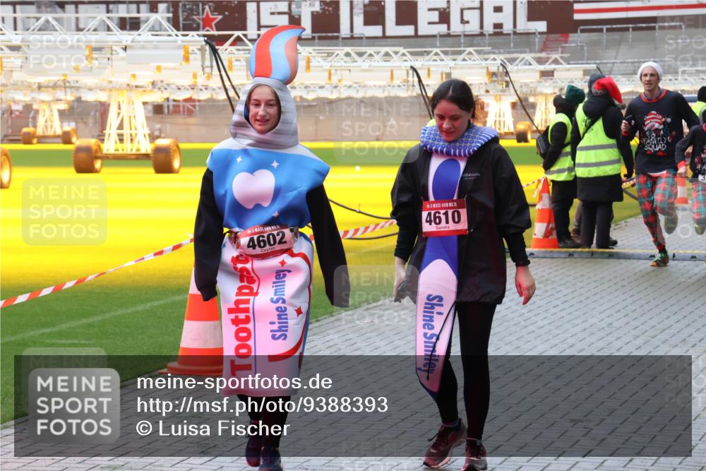 07.12.2025 - St. Pauli X-Mass-Run No. 15 Luisa Fischer http://msf.ph/oto/9388393 07.12.2025 11:52:30 Ziel 15, 4602, 15, 4610, 620, 627, 644, 1916, 2121, 3276, 3280, 3445, 3583, 3648, 3650, 3659, 3790, 3794, 3795, 3853, 3865, 3875, 4602, 4610 meine-sportfotos.de