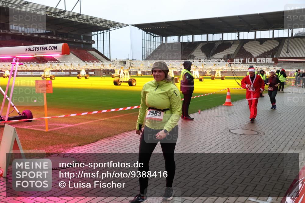 07.12.2025 - St. Pauli X-Mass-Run No. 15 Luisa Fischer http://msf.ph/oto/9388416 07.12.2025 11:52:44 Ziel 3583, 2121, 1445, 613, 618, 620, 627, 644, 1916, 2121, 3276, 3280, 3445, 3583, 3648, 3650, 3659, 3865, 3886 meine-sportfotos.de