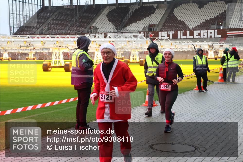07.12.2025 - St. Pauli X-Mass-Run No. 15 Luisa Fischer http://msf.ph/oto/9388418 07.12.2025 11:52:45 Ziel 2121, 3445, 613, 618, 620, 627, 644, 1916, 2121, 3276, 3280, 3445, 3583, 3648, 3650, 3659, 3865, 3886 meine-sportfotos.de