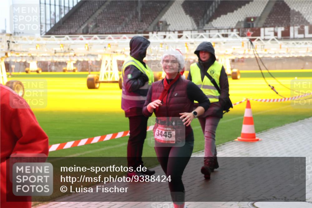 07.12.2025 - St. Pauli X-Mass-Run No. 15 Luisa Fischer http://msf.ph/oto/9388424 07.12.2025 11:52:47 Ziel 3445, 613, 618, 620, 627, 644, 1916, 2121, 3276, 3280, 3445, 3648, 3650, 3659, 3865, 3886 meine-sportfotos.de