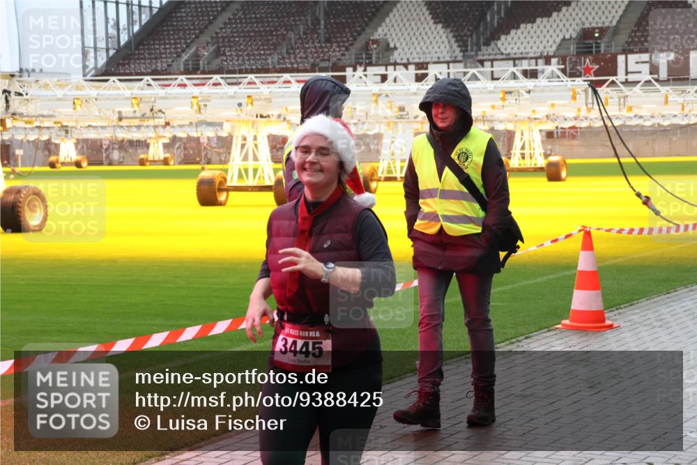 07.12.2025 - St. Pauli X-Mass-Run No. 15 Luisa Fischer http://msf.ph/oto/9388425 07.12.2025 11:52:47 Ziel 5, 3445, 613, 618, 620, 627, 644, 1916, 2121, 3276, 3280, 3445, 3648, 3650, 3659, 3865, 3886 meine-sportfotos.de