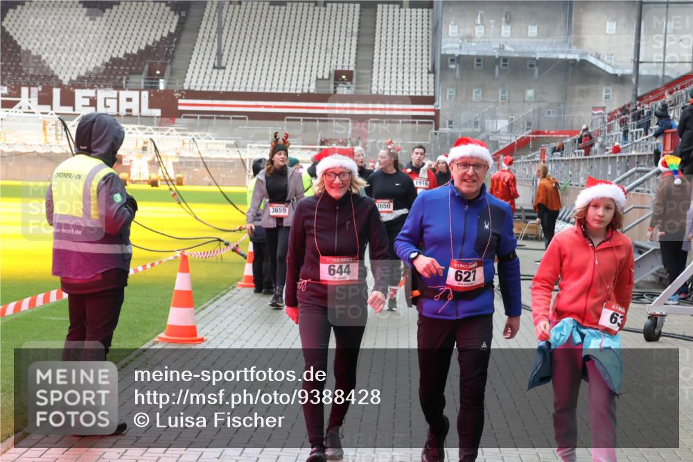 07.12.2025 - St. Pauli X-Mass-Run No. 15 Luisa Fischer http://msf.ph/oto/9388428 07.12.2025 11:52:58 Ziel 3659, 3650, 1916, 644, 621, 63, 613, 618, 620, 627, 644, 982, 2121, 2862, 3276, 3280, 3648, 3650, 3659, 3865, 3886, 4612 meine-sportfotos.de