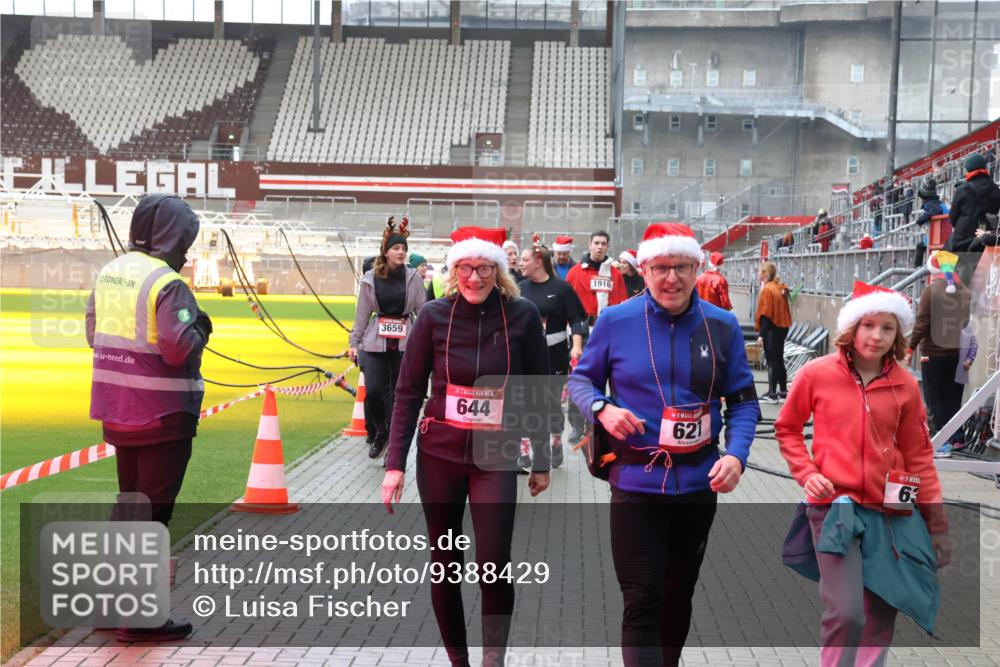 07.12.2025 - St. Pauli X-Mass-Run No. 15 Luisa Fischer http://msf.ph/oto/9388429 07.12.2025 11:52:59 Ziel 3659, 1916, 644, 621, 63, 613, 618, 620, 627, 644, 982, 2121, 2862, 3276, 3280, 3648, 3650, 3659, 3865, 3886, 4612 meine-sportfotos.de