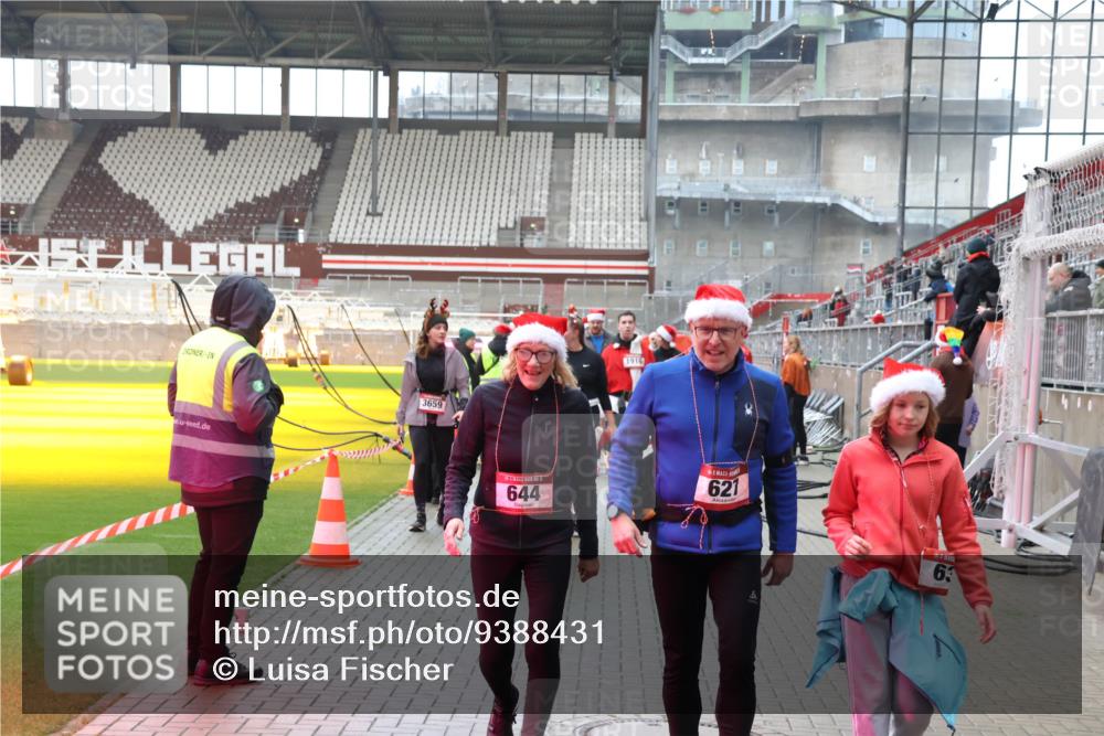 07.12.2025 - St. Pauli X-Mass-Run No. 15 Luisa Fischer http://msf.ph/oto/9388431 07.12.2025 11:52:59 Ziel 3659, 1916, 644, 621, 63, 613, 618, 620, 627, 644, 982, 2121, 2862, 3276, 3280, 3648, 3650, 3659, 3865, 3886, 4612 meine-sportfotos.de
