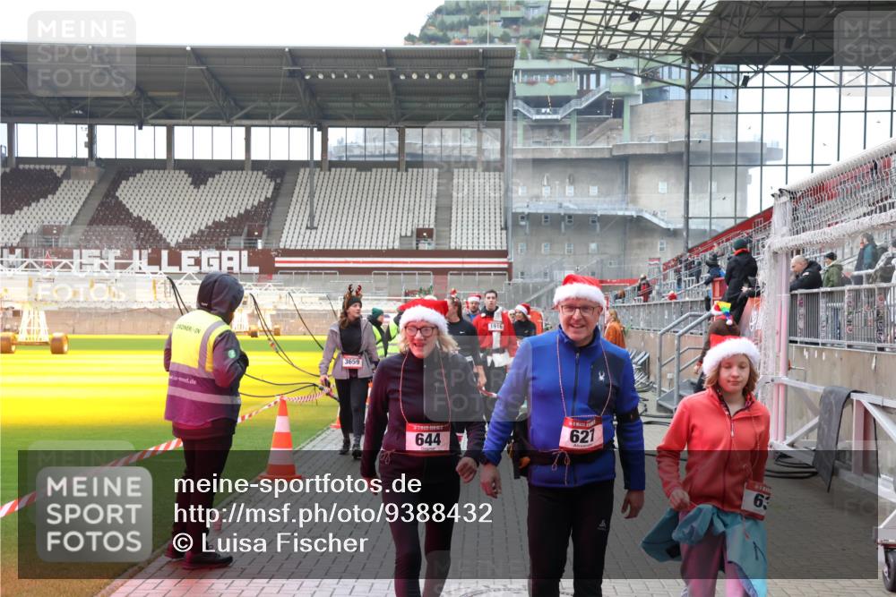 07.12.2025 - St. Pauli X-Mass-Run No. 15 Luisa Fischer http://msf.ph/oto/9388432 07.12.2025 11:52:59 Ziel 3659, 644, 1916, 621, 63, 613, 618, 620, 627, 644, 982, 2121, 2862, 3276, 3280, 3648, 3650, 3659, 3865, 3886, 4612 meine-sportfotos.de