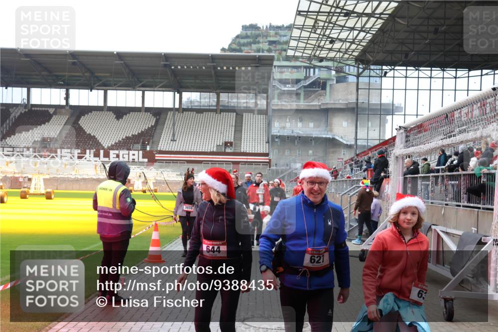 07.12.2025 - St. Pauli X-Mass-Run No. 15 Luisa Fischer http://msf.ph/oto/9388435 07.12.2025 11:53:00 Ziel 3659, 644, 1916, 621, 63, 613, 618, 620, 627, 644, 982, 2121, 2862, 3276, 3280, 3648, 3650, 3659, 3865, 3886, 4612 meine-sportfotos.de