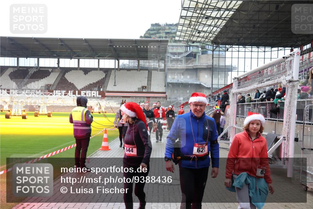 07.12.2025 - St. Pauli X-Mass-Run No. 15 Luisa Fischer http://msf.ph/oto/9388436 07.12.2025 11:53:00 Ziel 644, 1916, 621, 63, 613, 618, 620, 627, 644, 982, 2121, 2862, 3276, 3280, 3648, 3650, 3659, 3865, 3886, 4612 meine-sportfotos.de