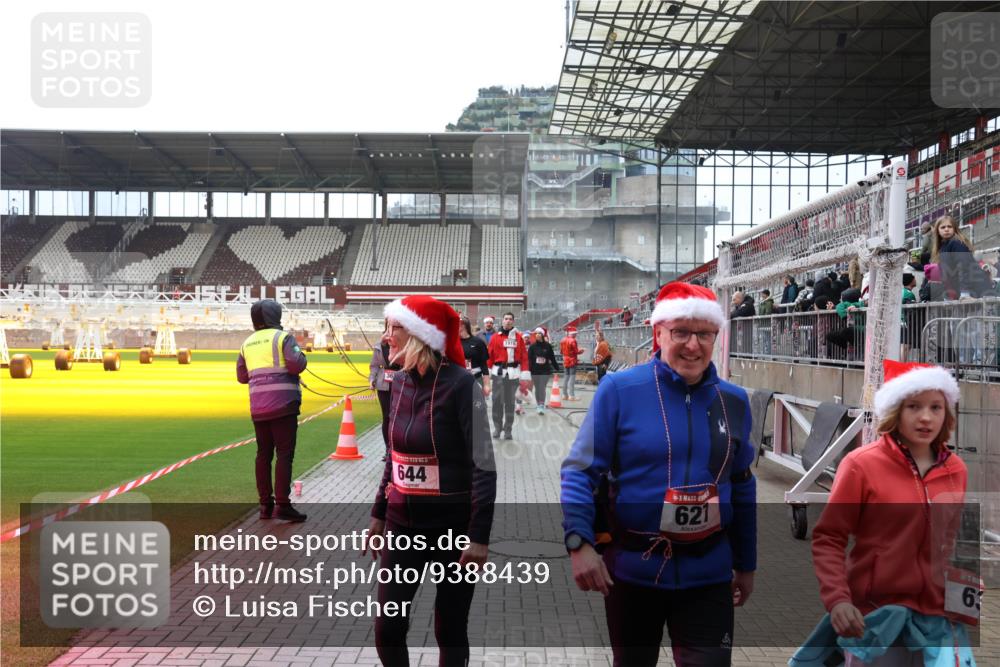 07.12.2025 - St. Pauli X-Mass-Run No. 15 Luisa Fischer http://msf.ph/oto/9388439 07.12.2025 11:53:01 Ziel 1916, 644, 621, 63, 613, 618, 620, 627, 644, 982, 2121, 2862, 3276, 3280, 3648, 3865, 3886, 4612 meine-sportfotos.de
