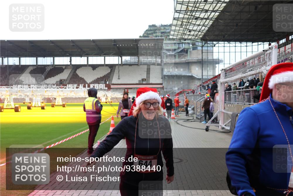 07.12.2025 - St. Pauli X-Mass-Run No. 15 Luisa Fischer http://msf.ph/oto/9388440 07.12.2025 11:53:02 Ziel 3659, 644, 613, 618, 620, 627, 644, 982, 1467, 1592, 2121, 2862, 3276, 3280, 3886, 4612 meine-sportfotos.de