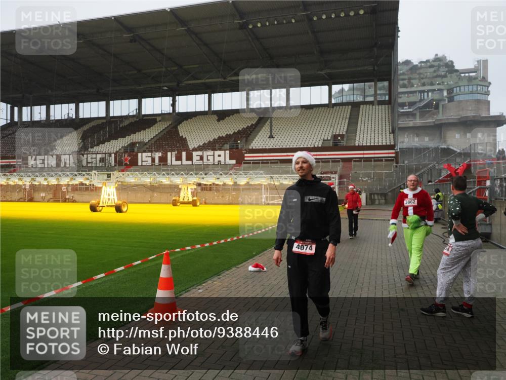 07.12.2025 - St. Pauli X-Mass-Run No. 15 Fabian Wolf http://msf.ph/oto/9388446 07.12.2025 10:19:44 Ziel 658, 661, 2750, 4074 meine-sportfotos.de