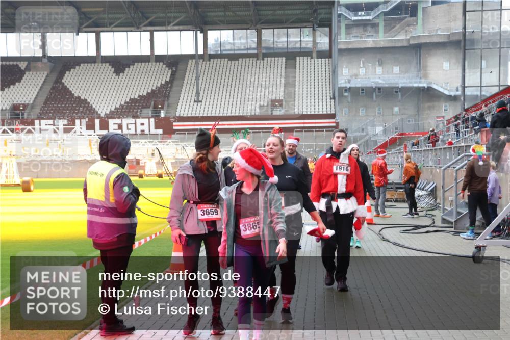 07.12.2025 - St. Pauli X-Mass-Run No. 15 Luisa Fischer http://msf.ph/oto/9388447 07.12.2025 11:53:05 Ziel 3659, 3865, 1916, 613, 618, 620, 627, 644, 982, 1467, 1592, 2862, 3276, 3280, 3886, 4612 meine-sportfotos.de