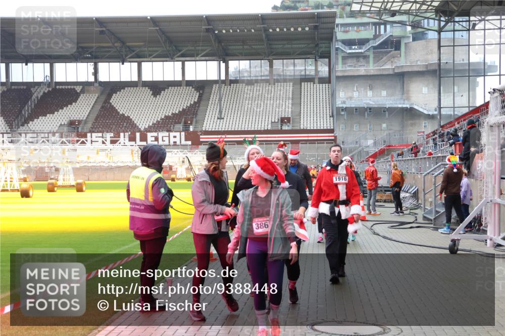07.12.2025 - St. Pauli X-Mass-Run No. 15 Luisa Fischer http://msf.ph/oto/9388448 07.12.2025 11:53:05 Ziel 386, 1916, 613, 618, 620, 627, 644, 982, 1467, 1592, 2862, 3276, 3280, 3886, 4612 meine-sportfotos.de