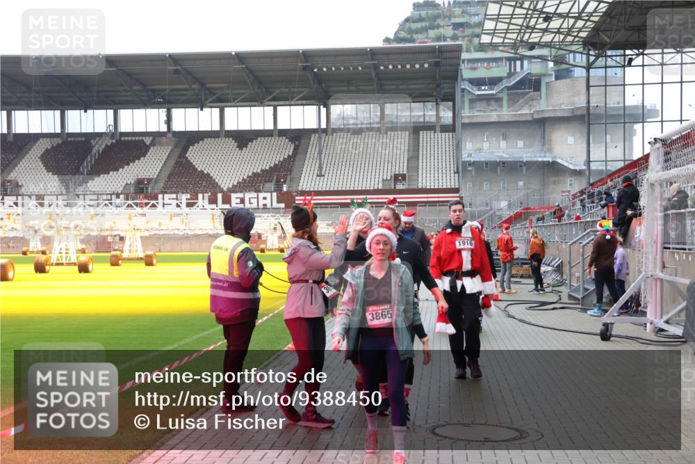 07.12.2025 - St. Pauli X-Mass-Run No. 15 Luisa Fischer http://msf.ph/oto/9388450 07.12.2025 11:53:05 Ziel 3865, 1916, 613, 618, 620, 627, 644, 982, 1467, 1592, 2862, 3276, 3280, 3886, 4612 meine-sportfotos.de