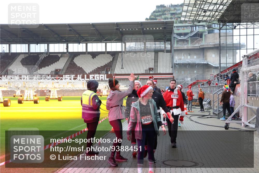 07.12.2025 - St. Pauli X-Mass-Run No. 15 Luisa Fischer http://msf.ph/oto/9388451 07.12.2025 11:53:06 Ziel 3865, 1916, 613, 618, 620, 627, 644, 982, 1467, 1592, 2862, 3276, 3280, 3886, 4612 meine-sportfotos.de