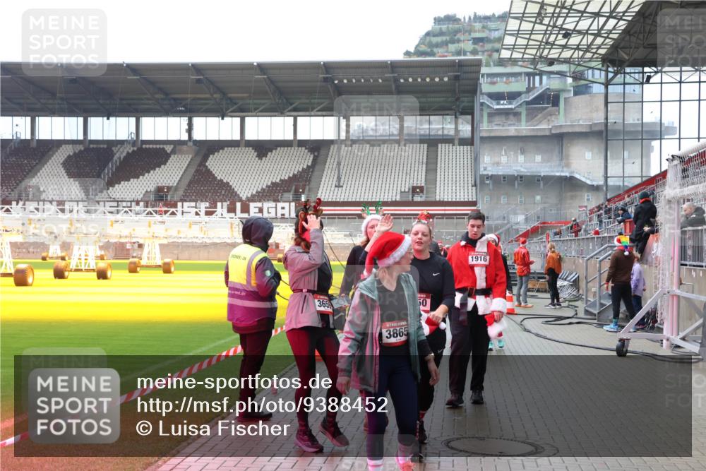 07.12.2025 - St. Pauli X-Mass-Run No. 15 Luisa Fischer http://msf.ph/oto/9388452 07.12.2025 11:53:06 Ziel 365, 3865, 50, 1916, 613, 618, 620, 627, 644, 982, 1467, 1592, 2862, 3276, 3280, 3886, 4612 meine-sportfotos.de