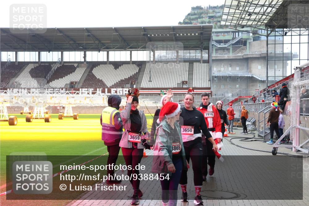 07.12.2025 - St. Pauli X-Mass-Run No. 15 Luisa Fischer http://msf.ph/oto/9388454 07.12.2025 11:53:06 Ziel 3659, 3865, 3650, 1916, 13, 613, 618, 620, 627, 644, 982, 1467, 1592, 2862, 3276, 3280, 3886, 4612 meine-sportfotos.de