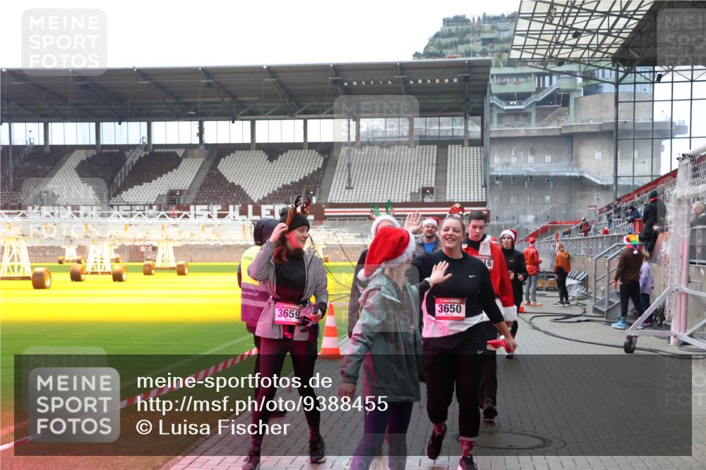 07.12.2025 - St. Pauli X-Mass-Run No. 15 Luisa Fischer http://msf.ph/oto/9388455 07.12.2025 11:53:07 Ziel 3659, 3650, 16, 613, 618, 620, 627, 644, 982, 1467, 1592, 2862, 3276, 3280, 3886, 4612 meine-sportfotos.de