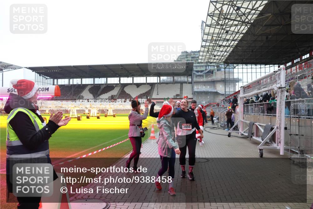 07.12.2025 - St. Pauli X-Mass-Run No. 15 Luisa Fischer http://msf.ph/oto/9388458 07.12.2025 11:53:07 Ziel 3650, 16, 613, 618, 620, 627, 644, 982, 1467, 1592, 2862, 3276, 3280, 3886, 4612 meine-sportfotos.de