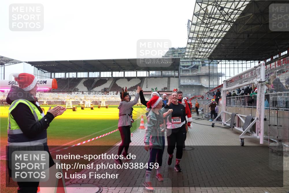 07.12.2025 - St. Pauli X-Mass-Run No. 15 Luisa Fischer http://msf.ph/oto/9388459 07.12.2025 11:53:08 Ziel 386, 3650, 613, 618, 620, 627, 644, 982, 1467, 1592, 1803, 2862, 3276, 3280, 3886, 4612 meine-sportfotos.de