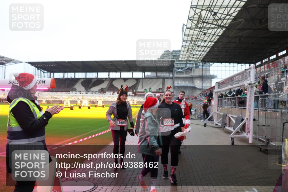 07.12.2025 - St. Pauli X-Mass-Run No. 15 Luisa Fischer http://msf.ph/oto/9388462 07.12.2025 11:53:08 Ziel 3659, 3650, 916, 613, 618, 620, 627, 644, 982, 1467, 1592, 1803, 2862, 3276, 3280, 3886, 4612 meine-sportfotos.de