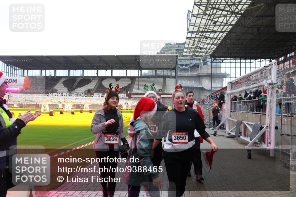 07.12.2025 - St. Pauli X-Mass-Run No. 15 Luisa Fischer http://msf.ph/oto/9388465 07.12.2025 11:53:09 Ziel 3659, 648, 15, 3650, 613, 618, 620, 627, 644, 982, 1467, 1592, 1803, 2862, 3276, 3280, 3886, 4612 meine-sportfotos.de