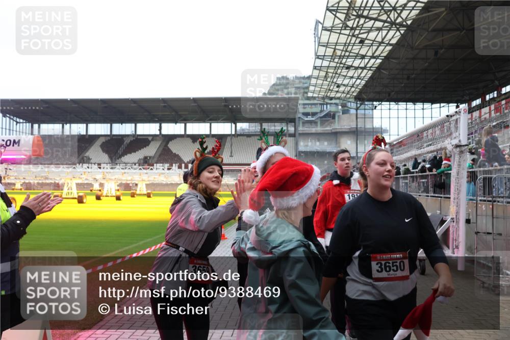 07.12.2025 - St. Pauli X-Mass-Run No. 15 Luisa Fischer http://msf.ph/oto/9388469 07.12.2025 11:53:10 Ziel 3659, 19, 15, 3650, 613, 618, 620, 627, 644, 982, 1467, 1592, 1803, 2862, 3276, 3280, 3749, 3750, 3886, 4612 meine-sportfotos.de