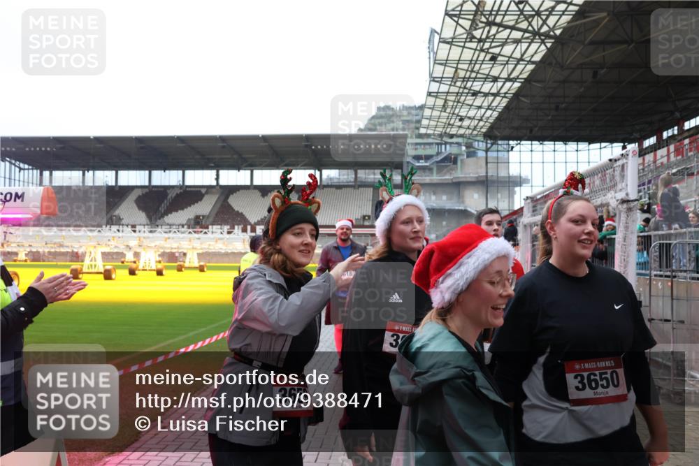 07.12.2025 - St. Pauli X-Mass-Run No. 15 Luisa Fischer http://msf.ph/oto/9388471 07.12.2025 11:53:10 Ziel 3659, 618, 3, 5, 3650, 613, 618, 620, 627, 644, 982, 1467, 1592, 1803, 2862, 3276, 3280, 3749, 3750, 3886, 4612 meine-sportfotos.de