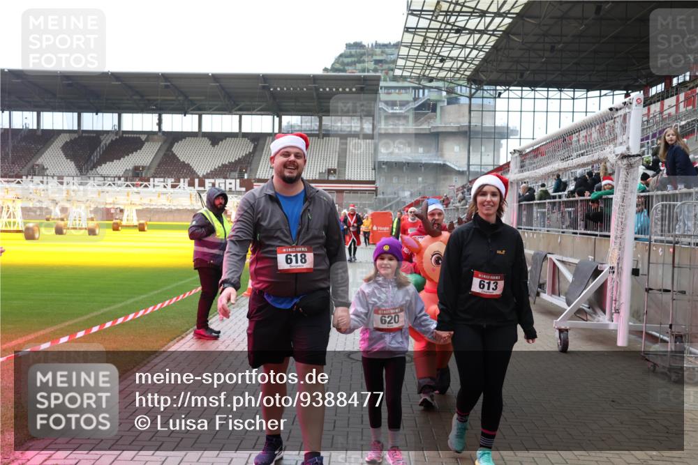 07.12.2025 - St. Pauli X-Mass-Run No. 15 Luisa Fischer http://msf.ph/oto/9388477 07.12.2025 11:53:13 Ziel 618, 620, 613, 2719, 104, 613, 618, 620, 644, 982, 1467, 1592, 1803, 2862, 2966, 3006, 3276, 3280, 3749, 3750, 3886, 4612 meine-sportfotos.de