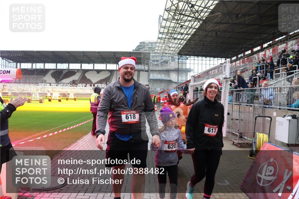 07.12.2025 - St. Pauli X-Mass-Run No. 15 Luisa Fischer http://msf.ph/oto/9388482 07.12.2025 11:53:14 Ziel 618, 620, 613, 104, 613, 618, 620, 982, 1238, 1239, 1467, 1592, 1803, 2862, 2966, 3006, 3355, 3749, 3750, 3886, 4612 meine-sportfotos.de