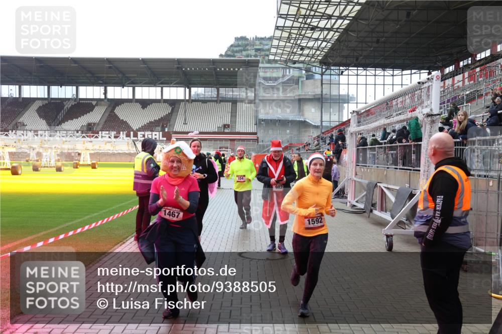 07.12.2025 - St. Pauli X-Mass-Run No. 15 Luisa Fischer http://msf.ph/oto/9388505 07.12.2025 11:53:26 Ziel 1467, 104, 982, 1592, 104, 524, 982, 1238, 1239, 1289, 1290, 1467, 1592, 1803, 2685, 2735, 2862, 2966, 3006, 3355, 3356, 3749, 3750, 4248, 4612 meine-sportfotos.de
