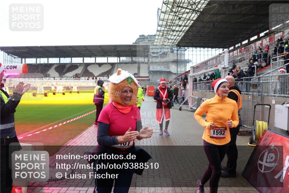 07.12.2025 - St. Pauli X-Mass-Run No. 15 Luisa Fischer http://msf.ph/oto/9388510 07.12.2025 11:53:27 Ziel 07, 5, 1592, 104, 524, 982, 1238, 1239, 1289, 1290, 1467, 1592, 1803, 2685, 2735, 2862, 2966, 3006, 3355, 3356, 3749, 3750, 4248, 4612 meine-sportfotos.de